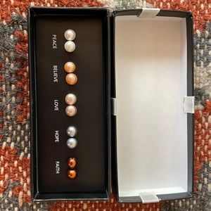 NEW Pearl earring set